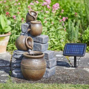 Preview: Solar-Wasserbrunnen mit Solarmodul im Garten aufgebaut